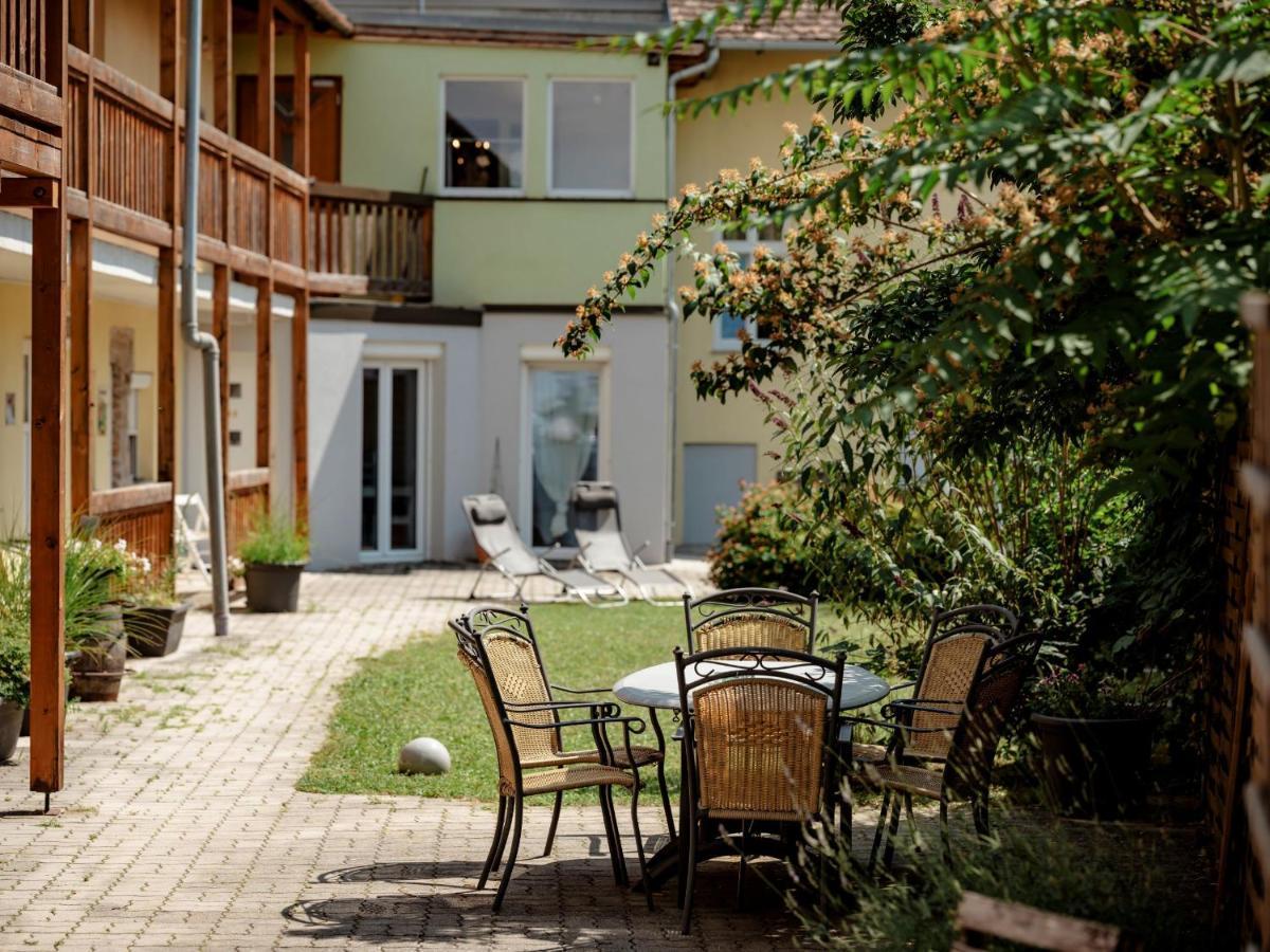 Fruehstueckshaus Wunderland Bed and Breakfast Laa an der Thaya Εξωτερικό φωτογραφία